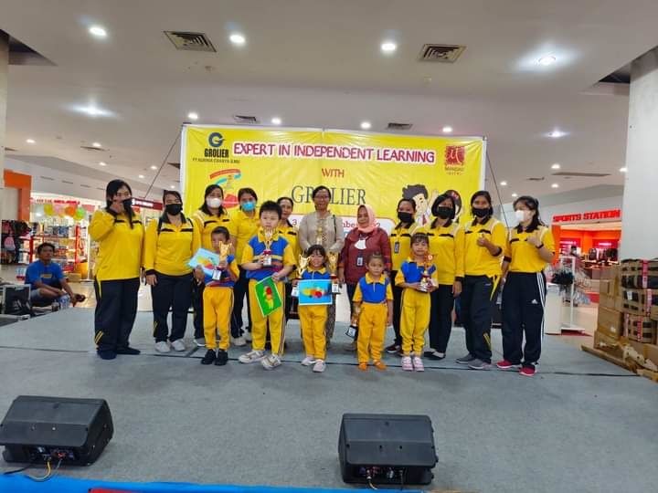 LOMBA FASHION SHOW DAN MEWARNAI BERSAMA GROLIER